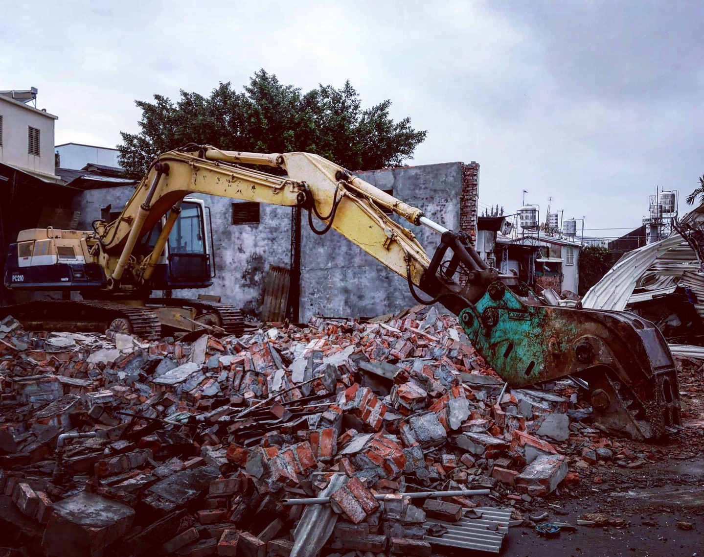 🏗️ 怪手、山貓、挖土機、破碎機，重型機械全方位出租，大小工程一次搞定！