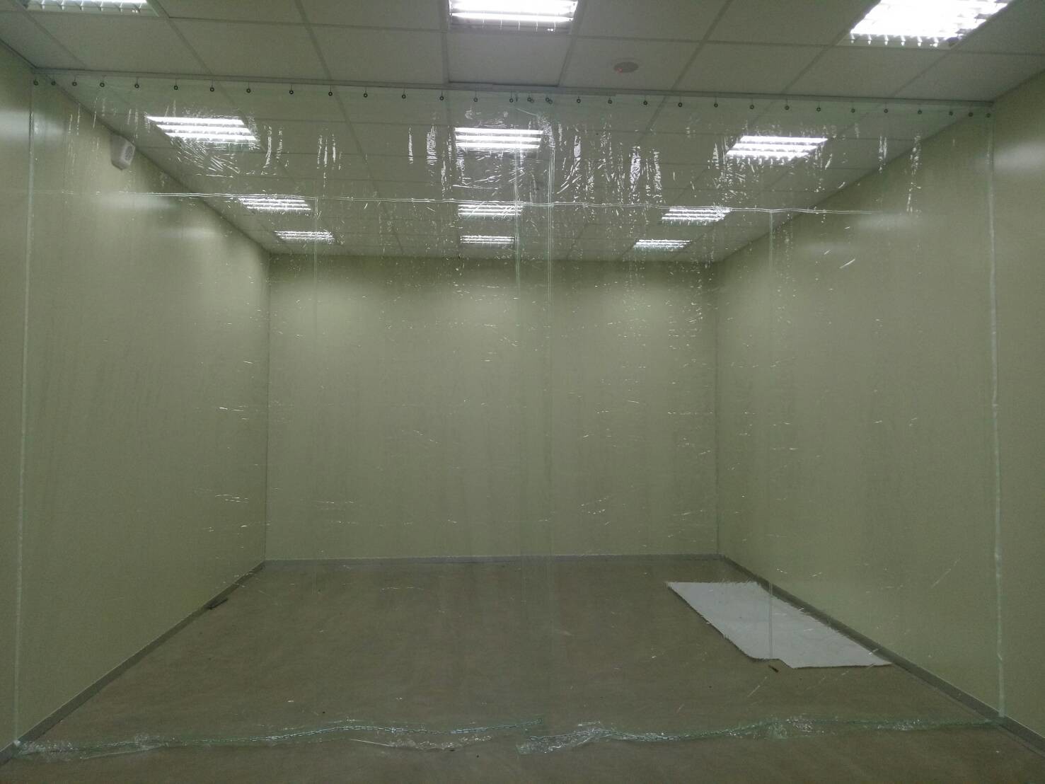 抗靜電PVC隔簾的主要功能是什麼.jpg