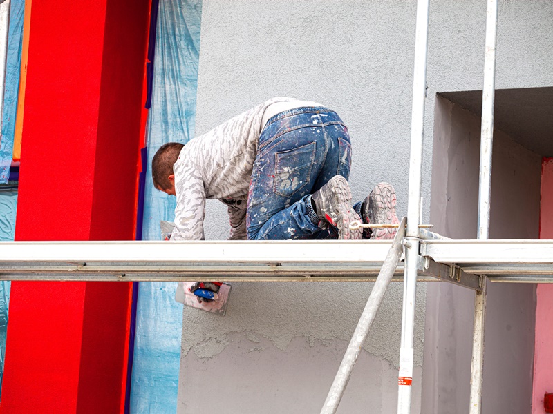 🏢 高雄外牆翻新怎麼做才不踩雷？一次搞懂清洗、拉皮到磁磚修補的關鍵重點！