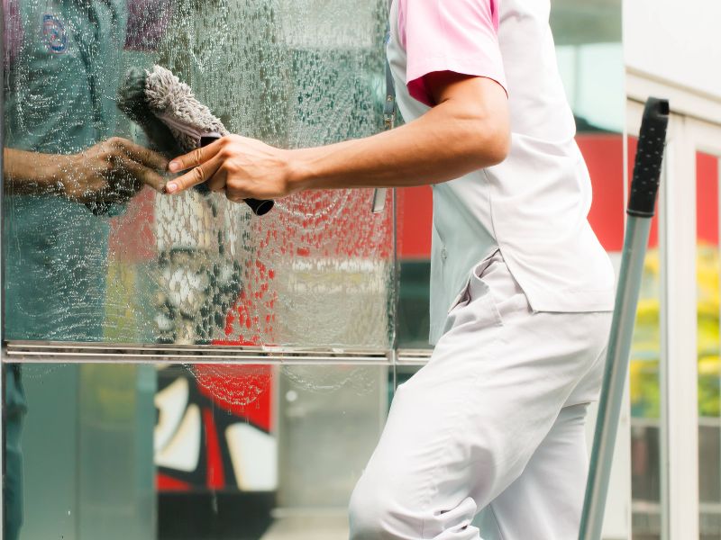 ⭐台南窗戶清潔｜別白費力氣！對付紗窗、氣密窗死角？4 大特殊窗型高效清潔方法揭密！