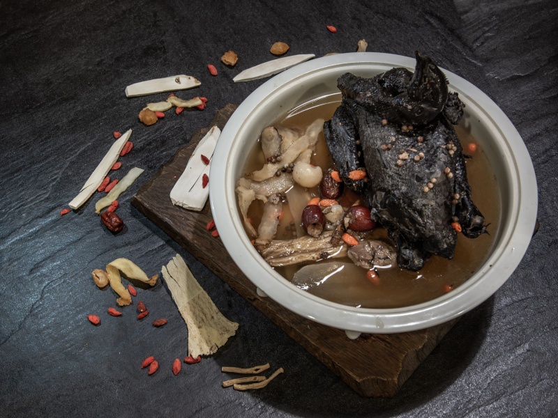 台中燒酒雞｜冬天進補必備！一鍋琥珀色精華如何療癒你的身心疲憊