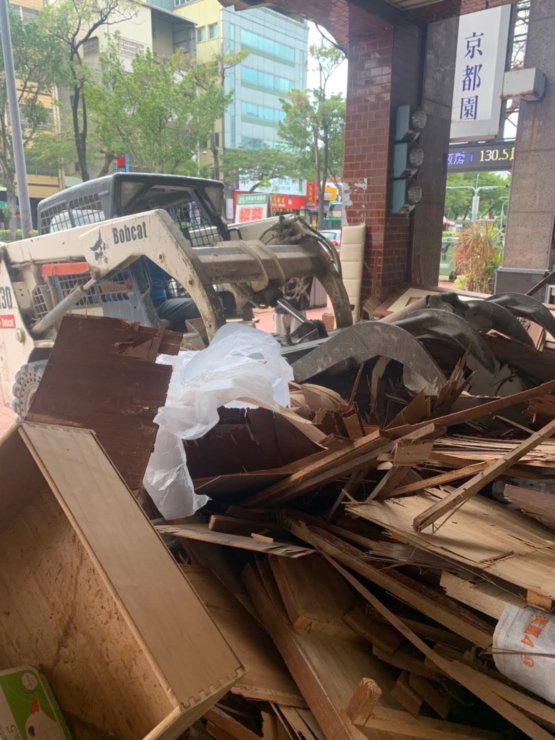 建築廢棄物清運如何進行？.jpg