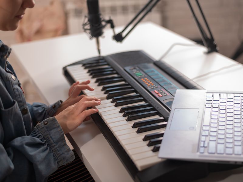 直立鋼琴和電子琴的差別在哪