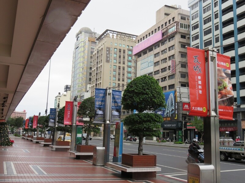 不同的情境和需求路燈旗具有視覺沖擊力，直觀且有感染力，能夠迅速吸引目光並傳遞信息。