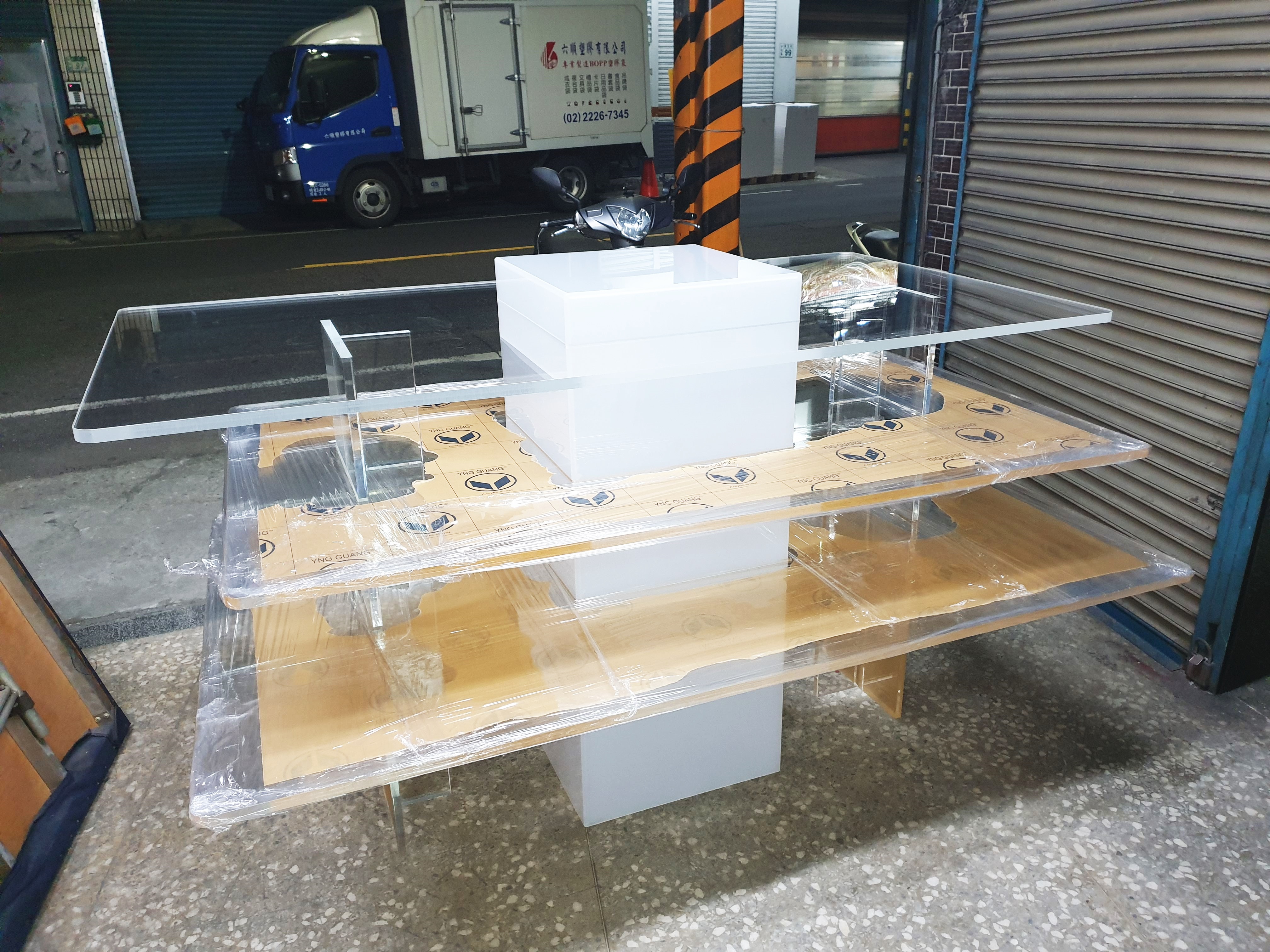 各式壓克力製品設計/加工~商品展示架