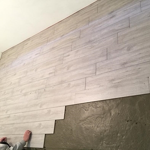 德勝工程-大房間木紋地磚施工