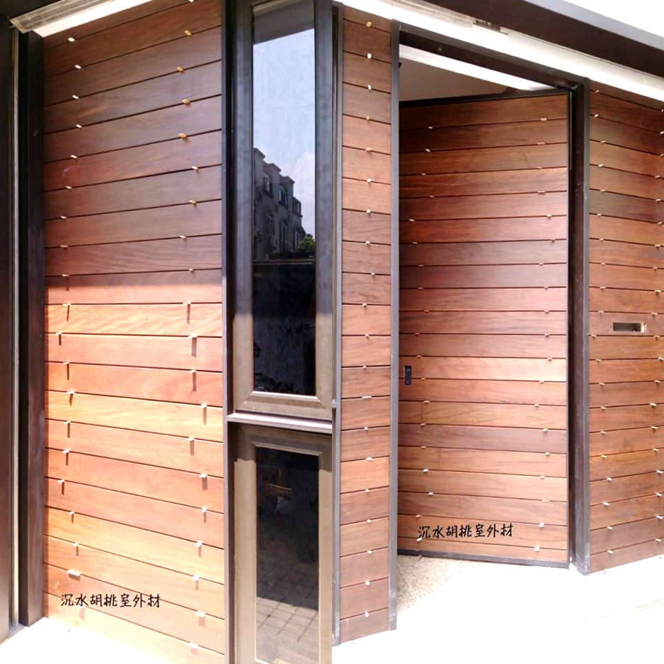 沉水胡桃戶外材和鐵件搭配的大門