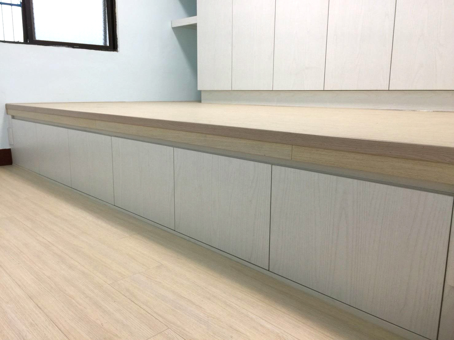 優雅明亮的HL-008橡木導管白超耐磨地板直鋪工程