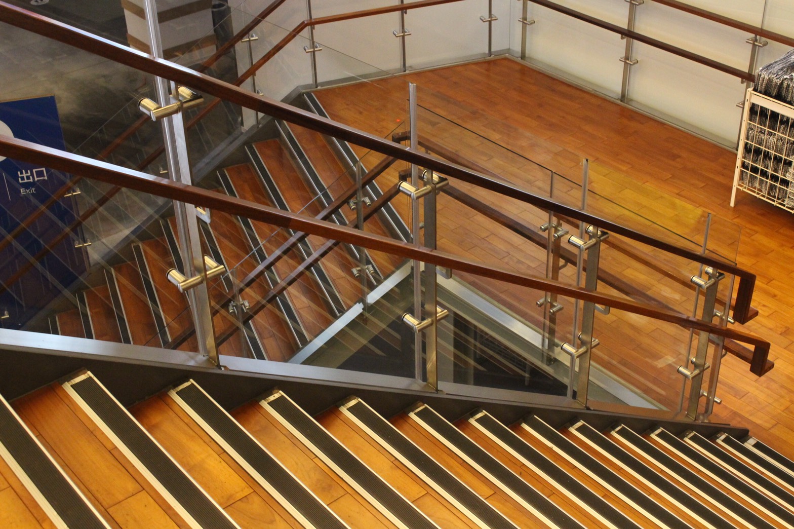 IKEA台中店-柚木實木地板施工