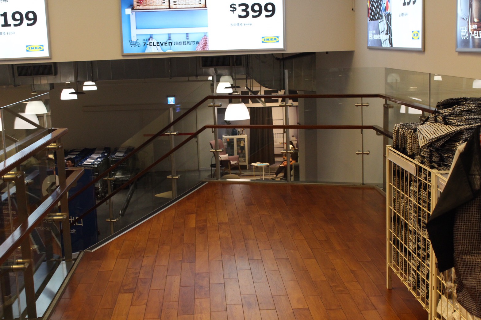 IKEA台中店-柚木實木地板施工