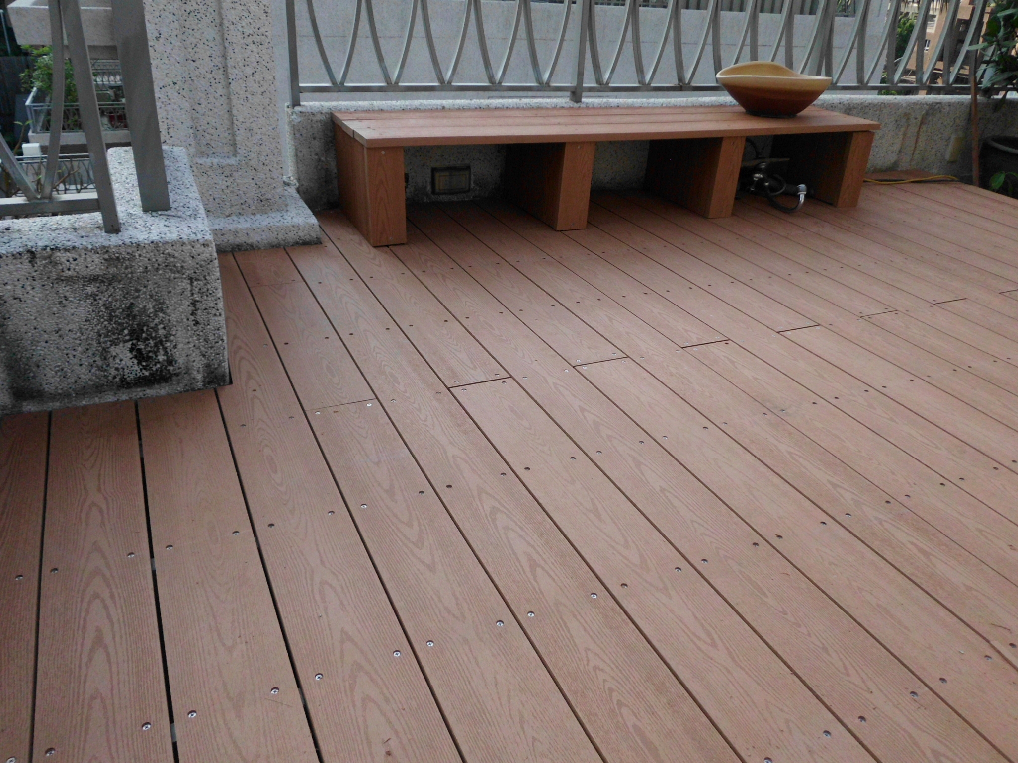 實心塑木做的戶外平台、椅子、收納管線箱