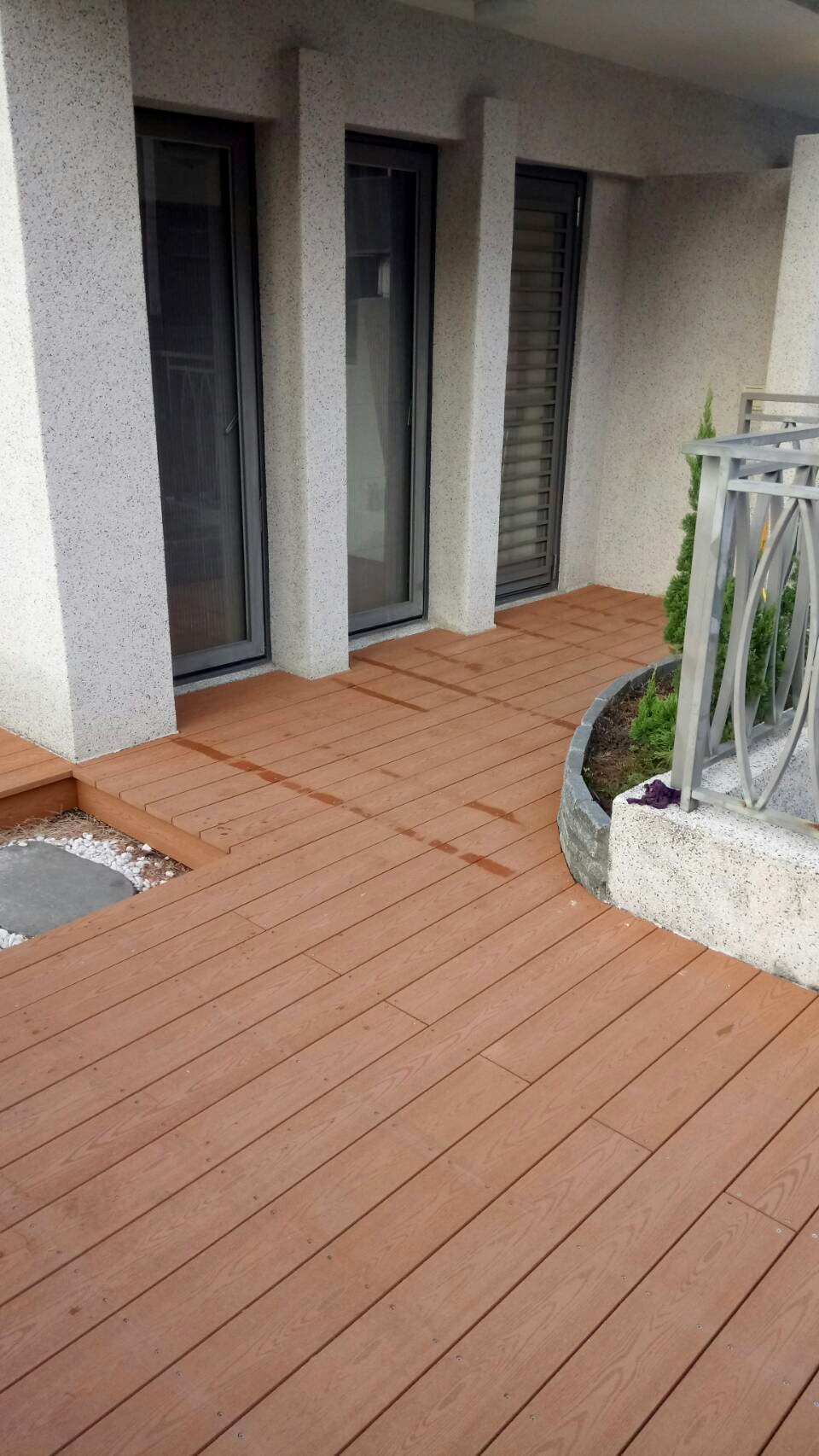 沉水胡桃室外平台新作、舊有南方松翻新