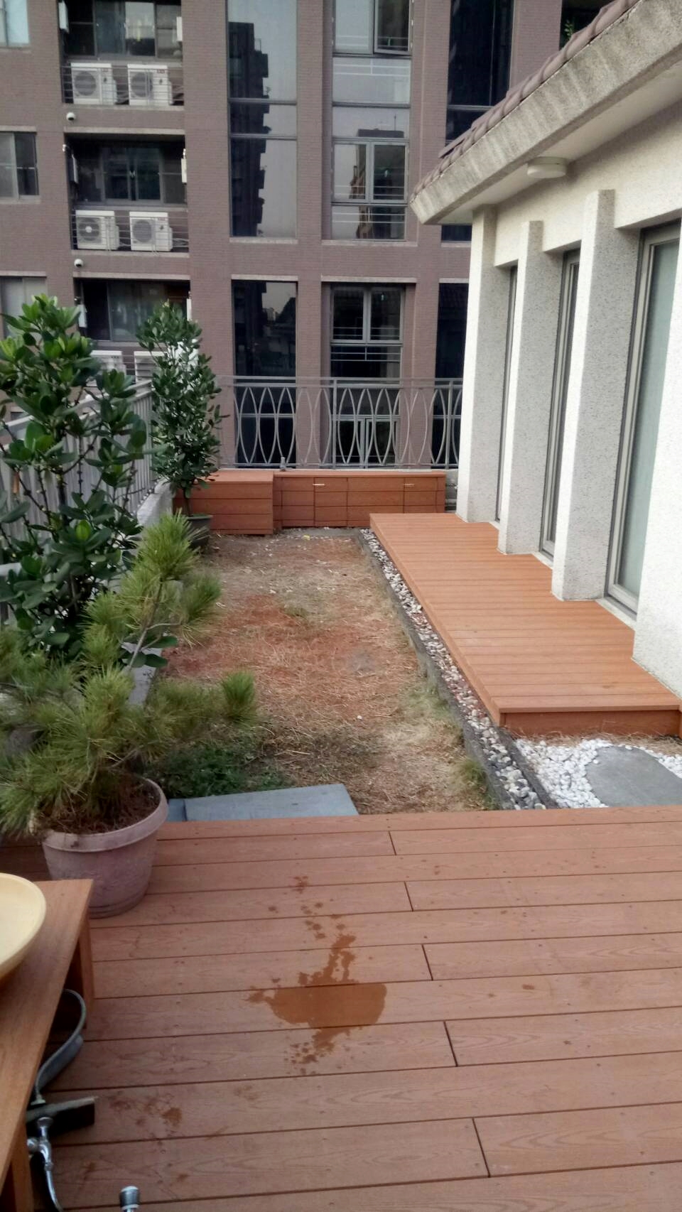 實心塑木做的戶外平台、椅子、收納管線箱