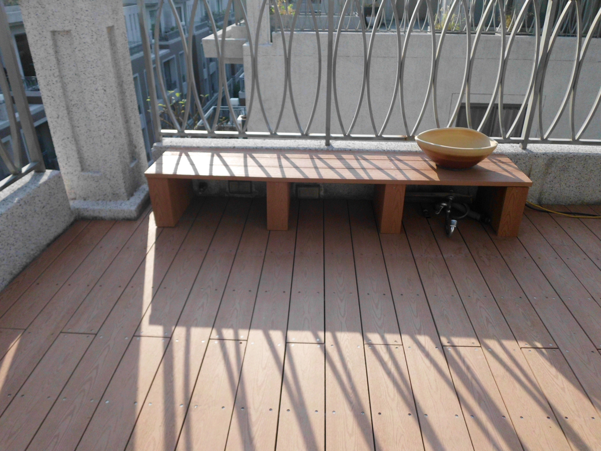 實心塑木做的戶外平台、椅子、收納管線箱