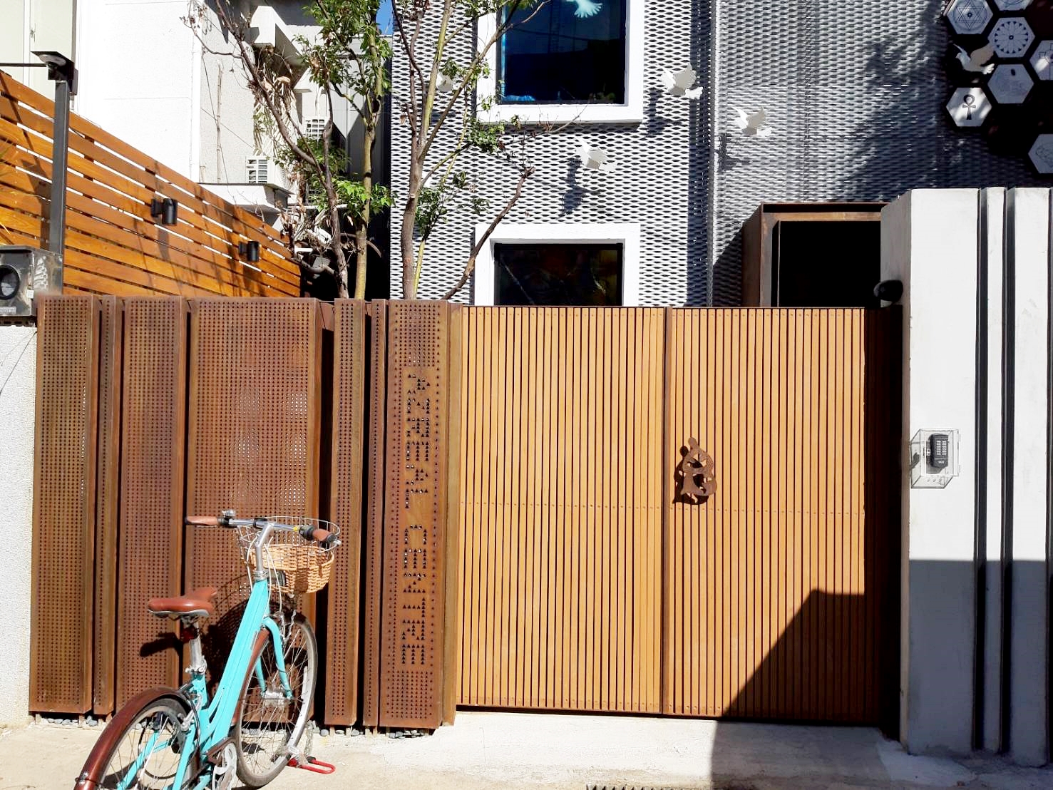 用塑木施工的大門、樹穴及露台整體美觀又耐用