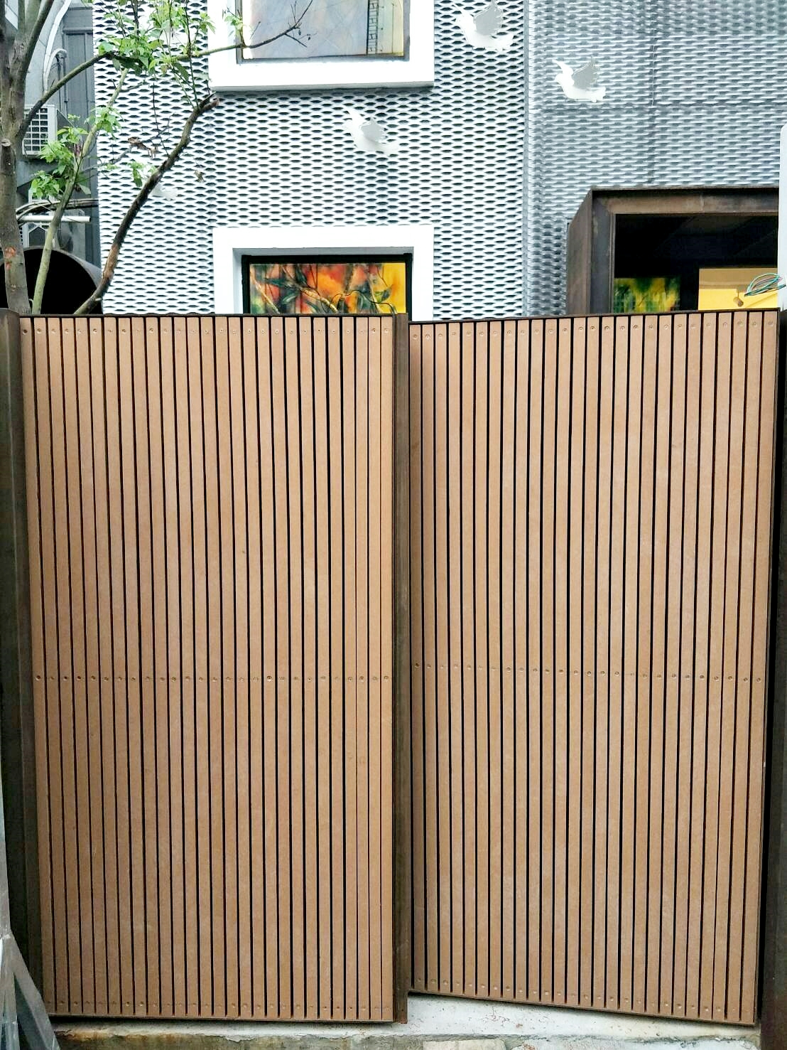 用塑木施工的大門、樹穴及露台整體美觀又耐用