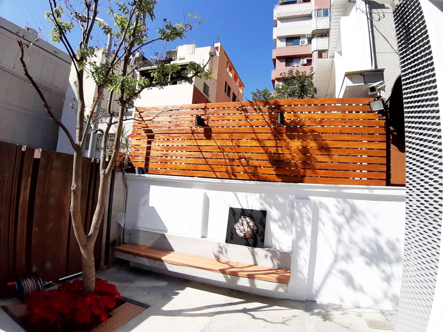 用塑木施工的大門、樹穴及露台整體美觀又耐用