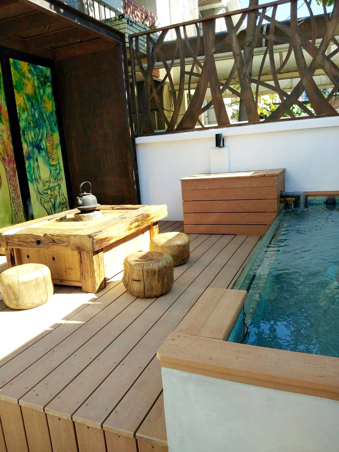 用塑木施工的大門、樹穴及露台整體美觀又耐用