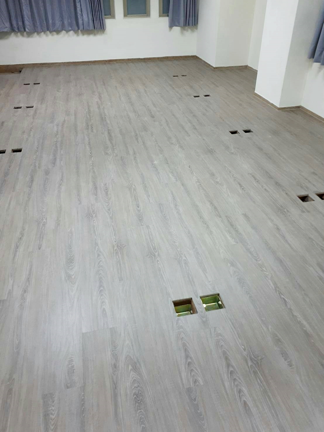 台中二中教室卡扣地板施工