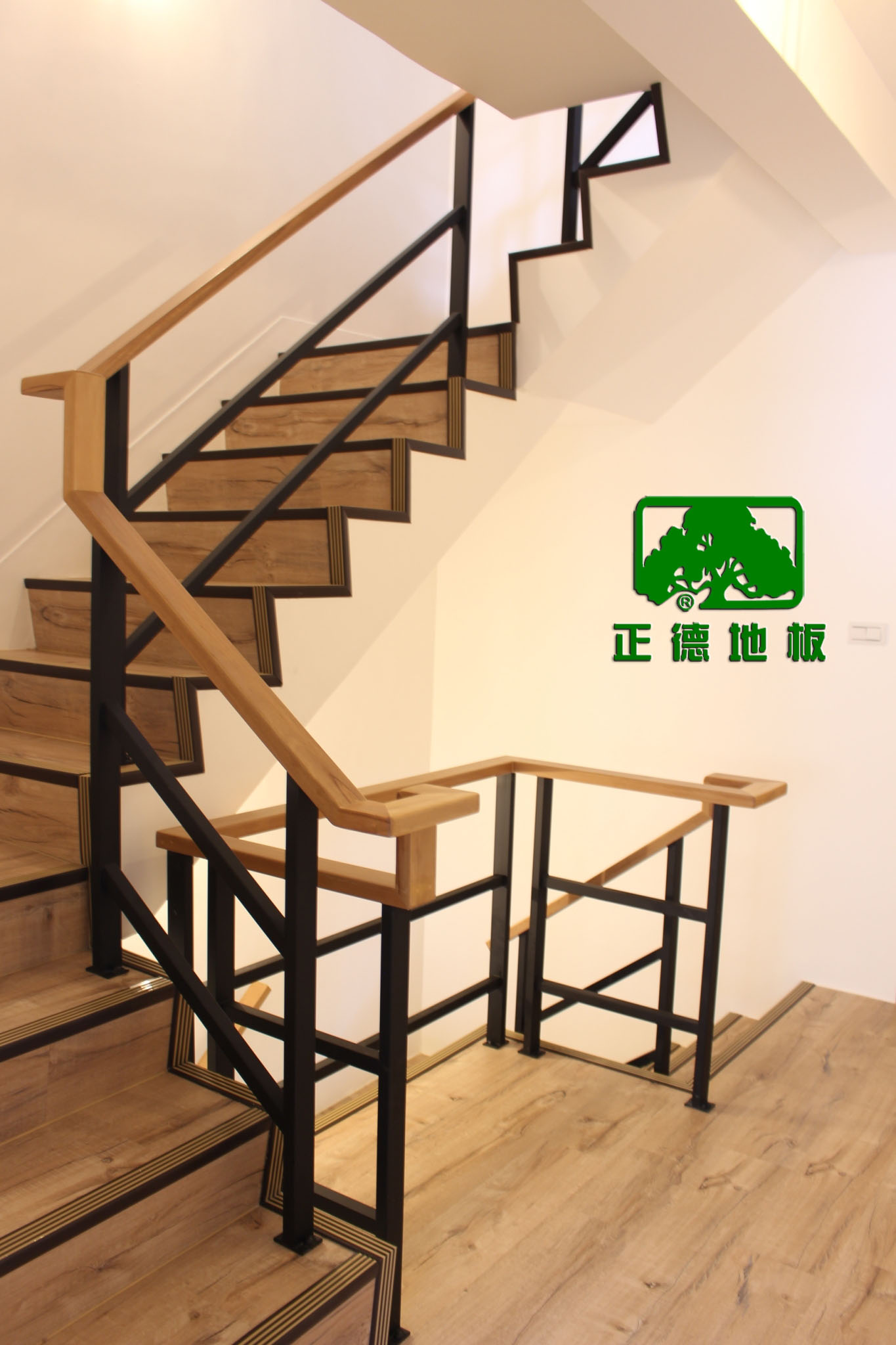 南洋木扶手+噴砂黑鐵扁管欄杆