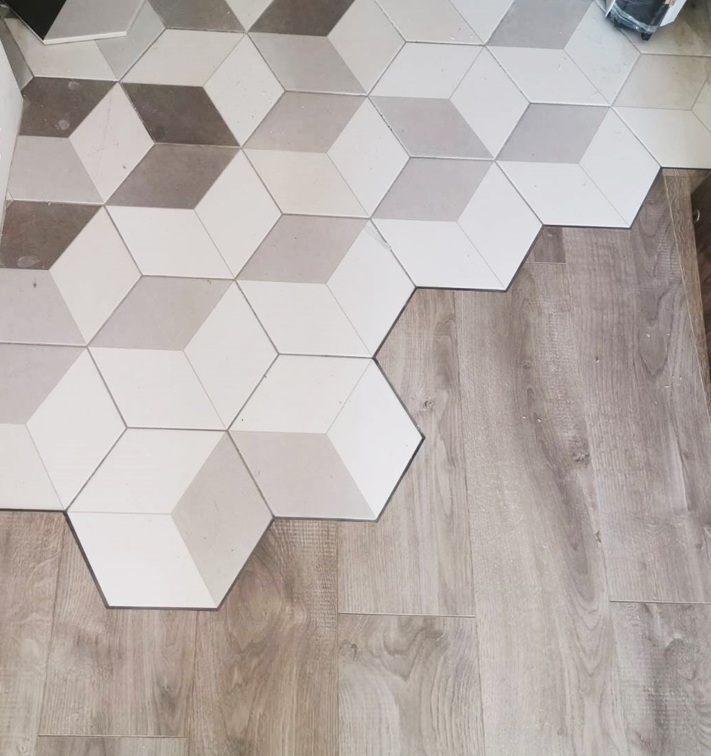 幾何磁磚與木地板搭出好風格