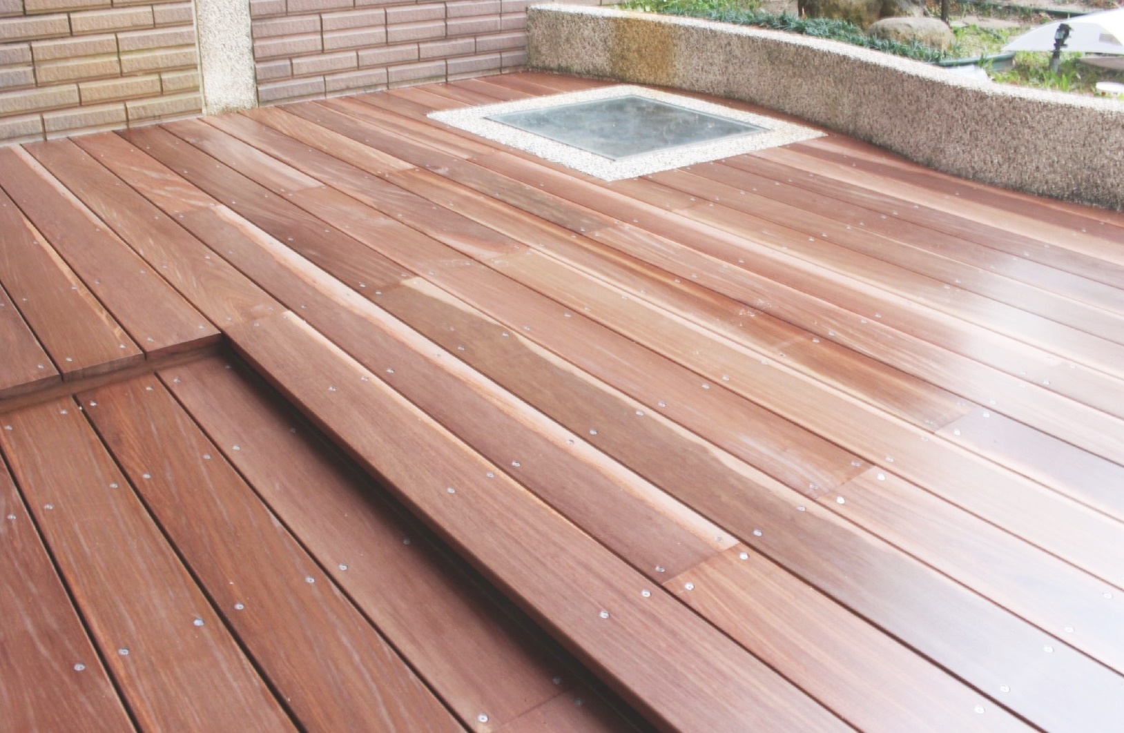 沉水胡桃室外平台新作、舊有南方松翻新