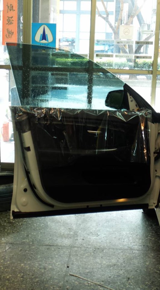 .汽車玻璃換裝、車門升降機、修理換裝