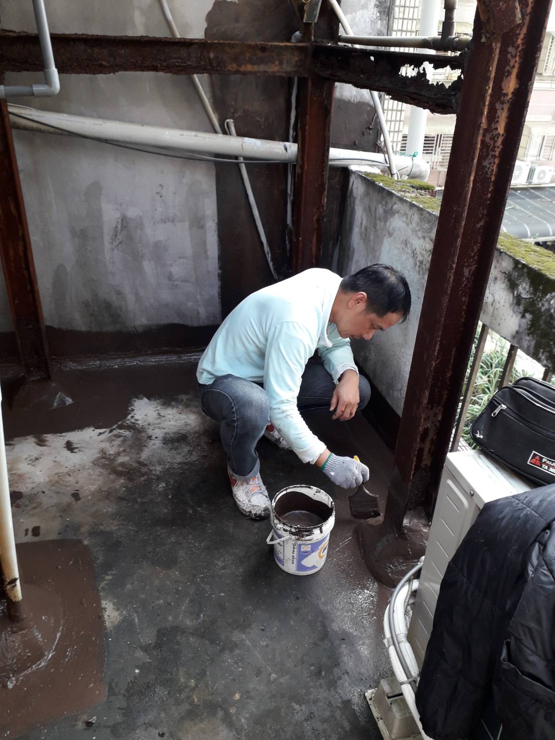 塗上防水漆-上好防水工程