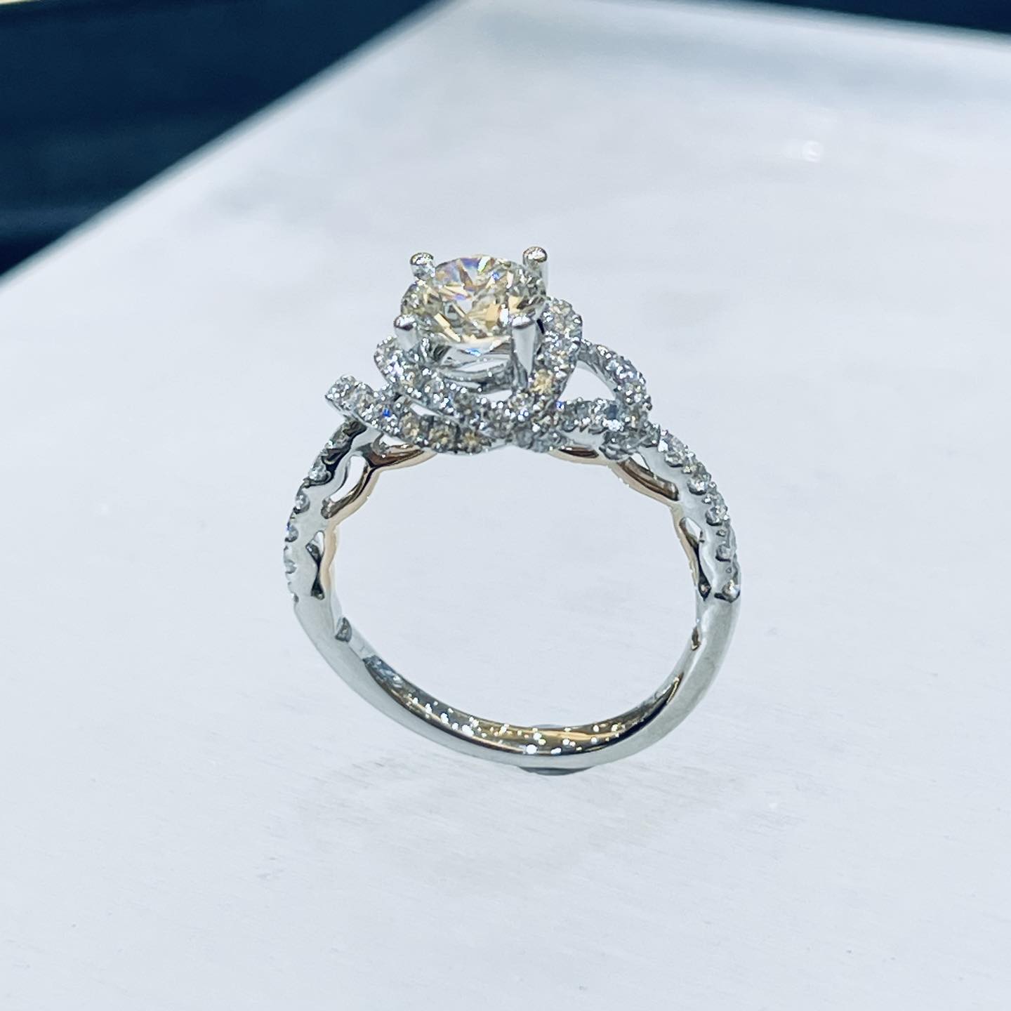 客戶訂製GIA一克拉鑽戒+18K雙色鑽石戒台