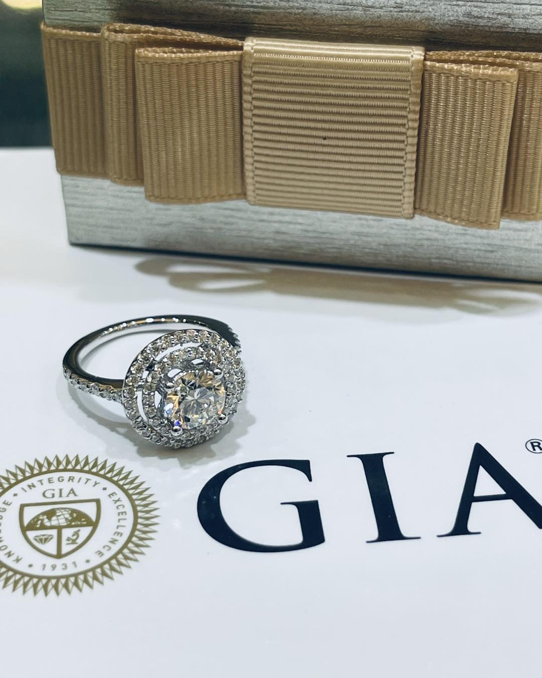 GIA一克拉鑽戒+18K精鑲鑽石戒台
