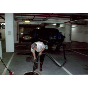 地下室通管作業