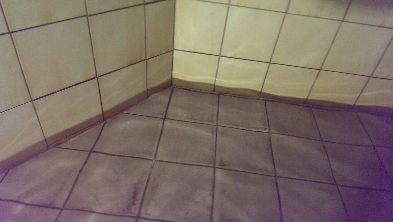 基隆八堵社區住家洗水塔前