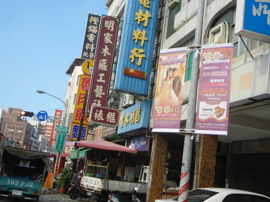 高雄路燈旗製作