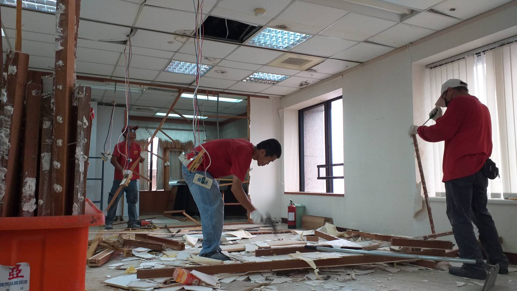 【勁猛工程行】-台中專業的拆除工程公司,拆除工程,中部房屋拆除,裝潢拆除,專業打石,廢棄物清運,百貨