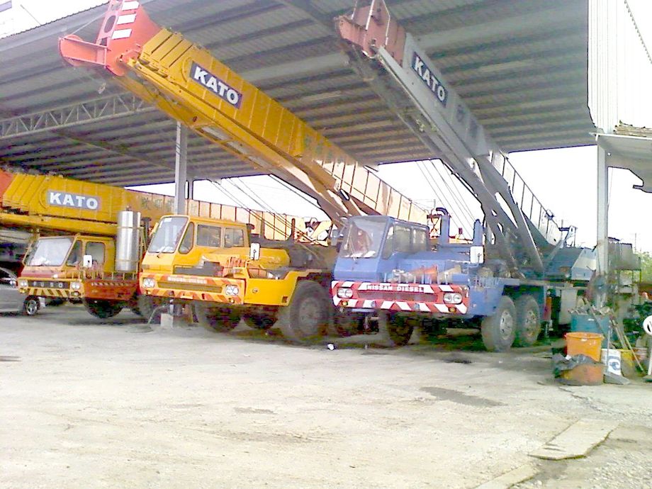 備有各式大小吊車