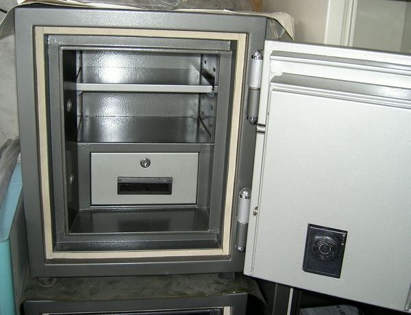 金庫內部圖示有抽屜隔板