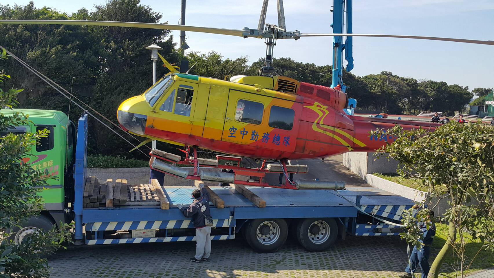 萬能大學直升機搬運作業