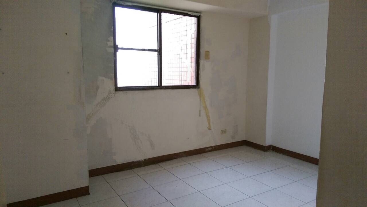 窗戶旁油漆施工