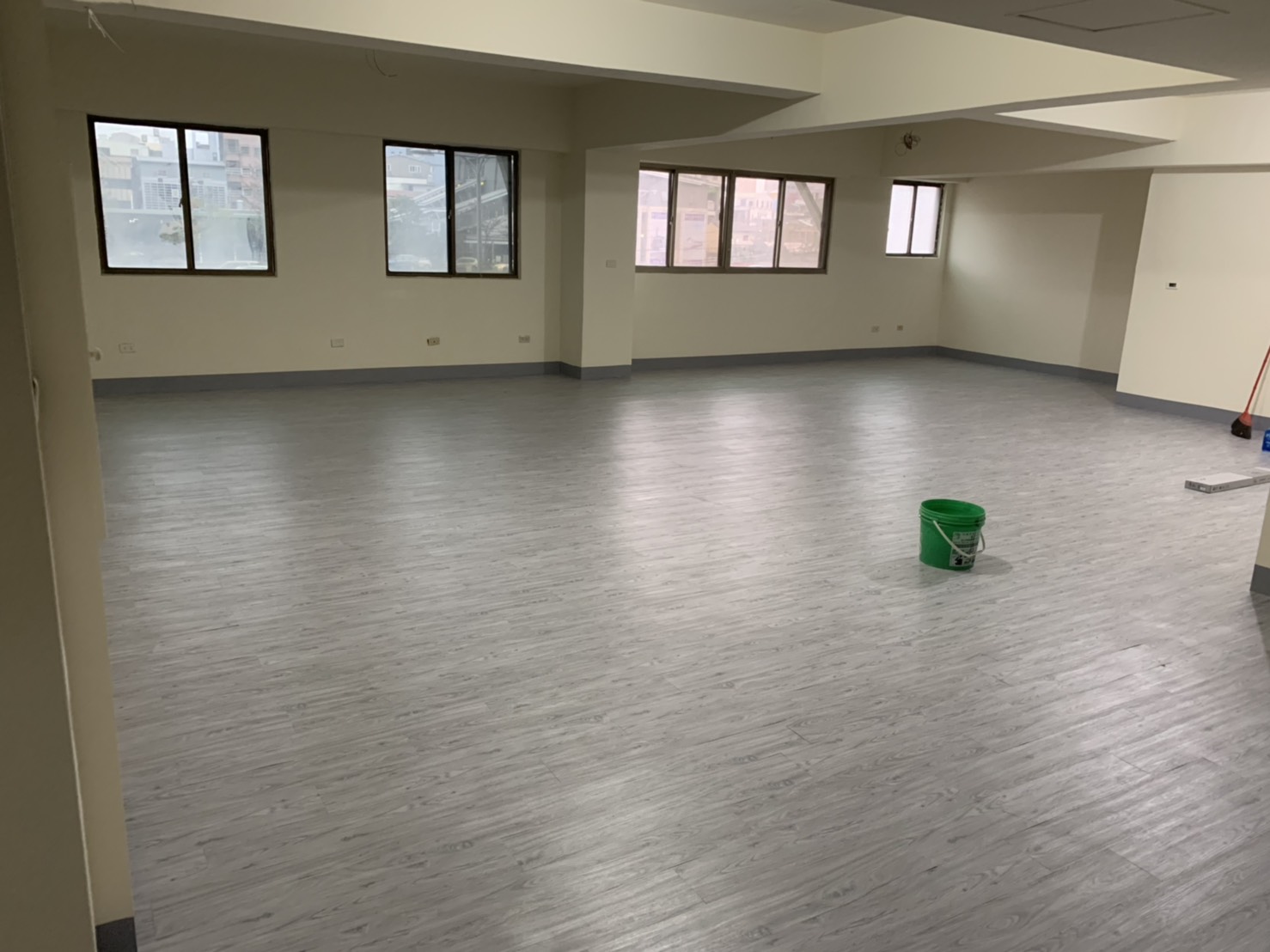 大坪數木紋地磚施工「億泰室內裝潢工程行」