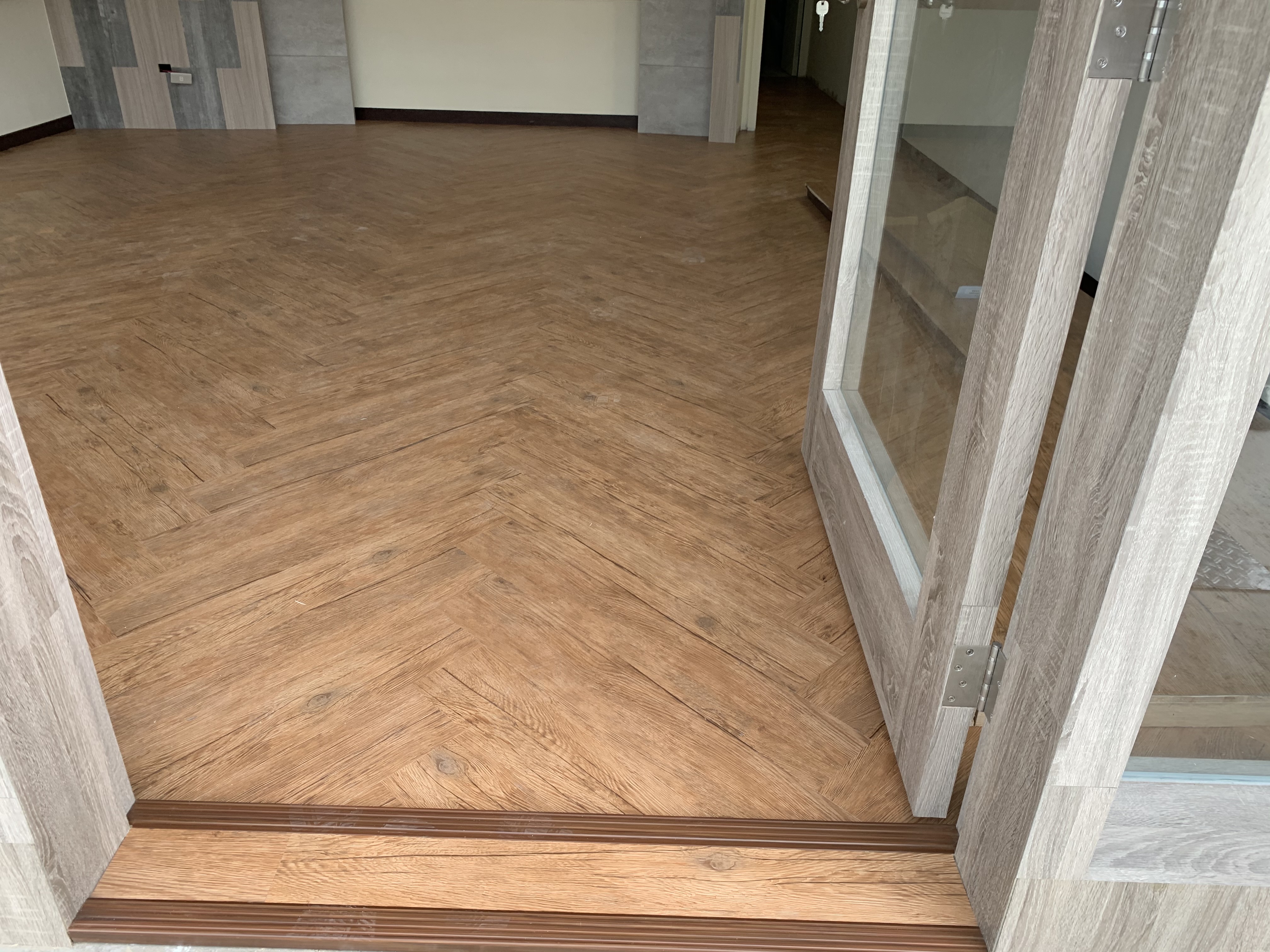 商家地板舊換新「億泰室內裝潢工程行」