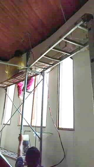 永康樓中樓牆面漏水，搭鷹架高壓住射打針處理止漏2