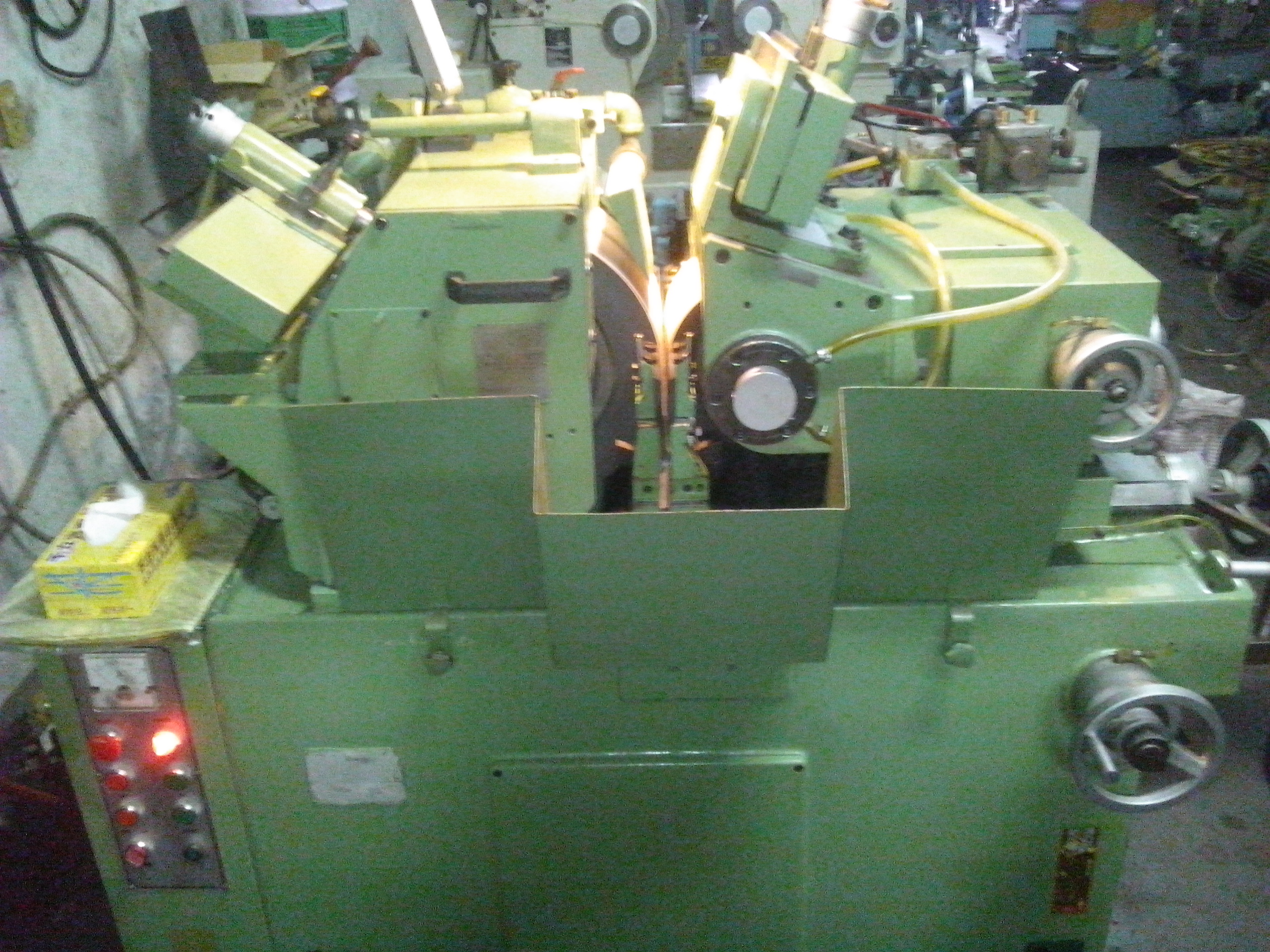 榮光16型無心磨床