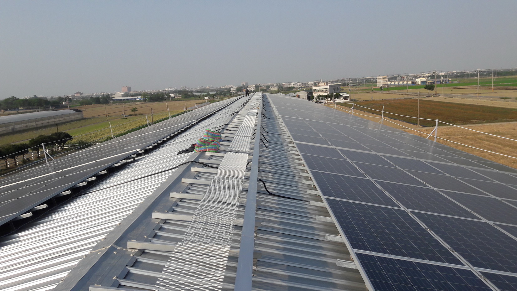 朴子張先生雞舍屋頂太陽能建構-2