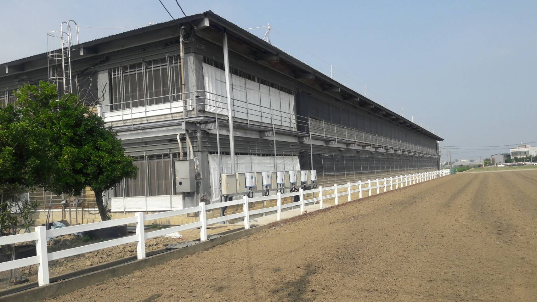 朴子張先生雞舍屋頂太陽能建構-1