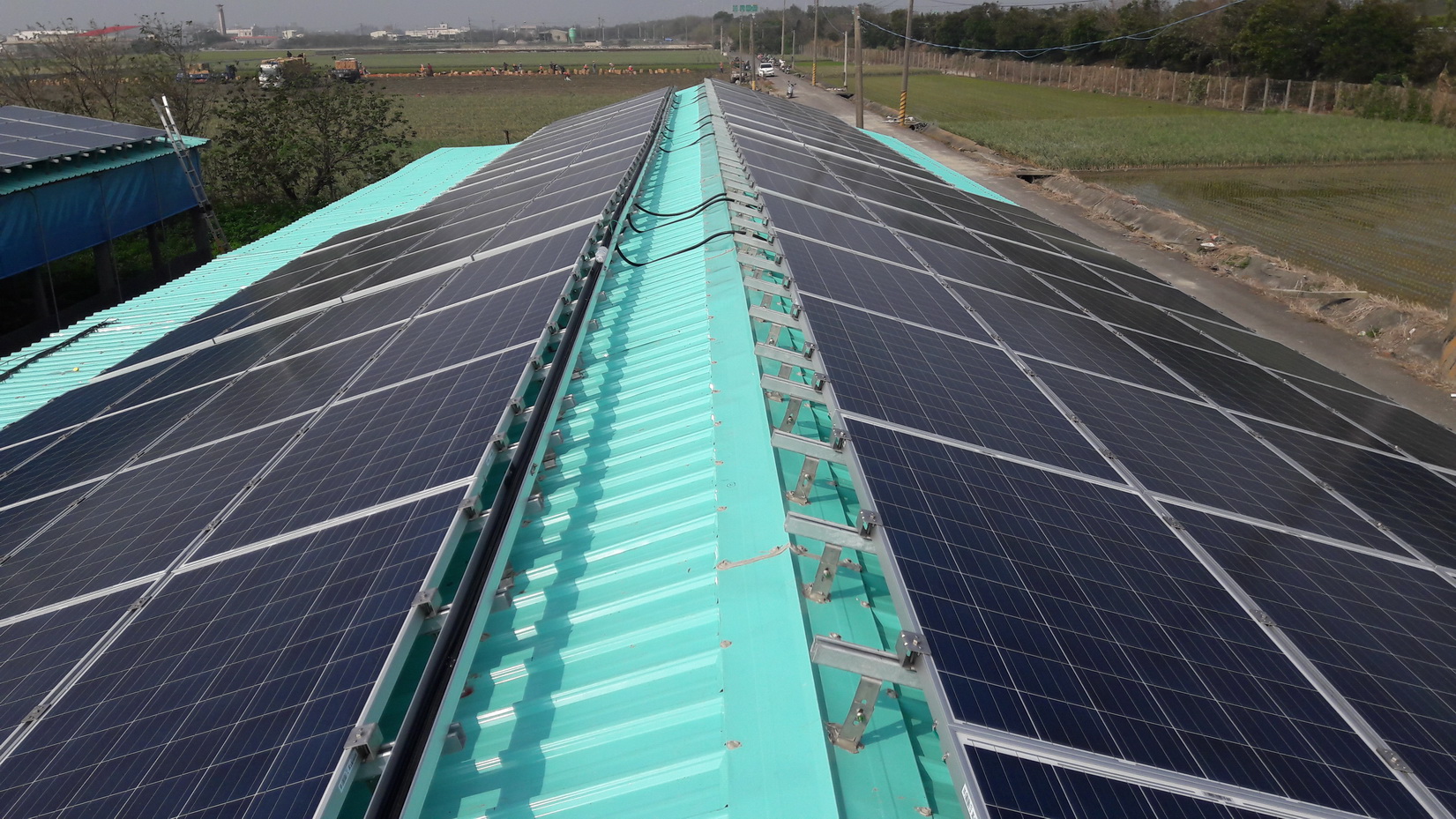 鴨舍屋頂太陽能完工-陳先生