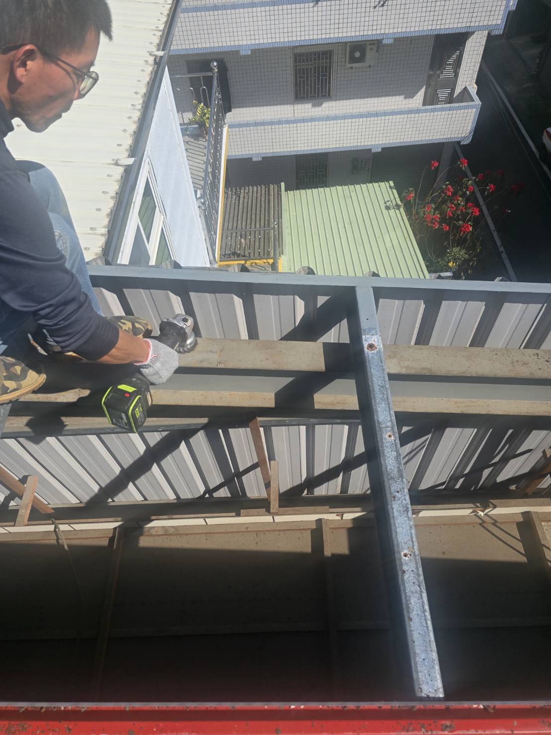 苗栗維祥街頂樓屋面瓦更換工程施作