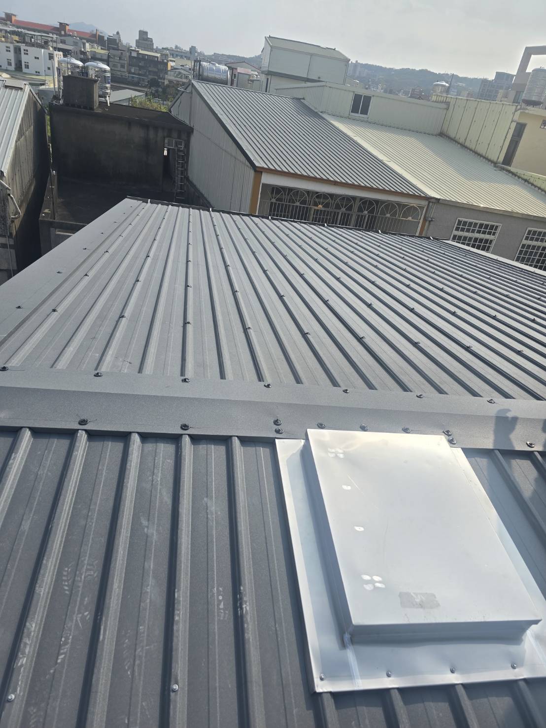 苗栗維祥街頂樓屋面瓦更換工程施作