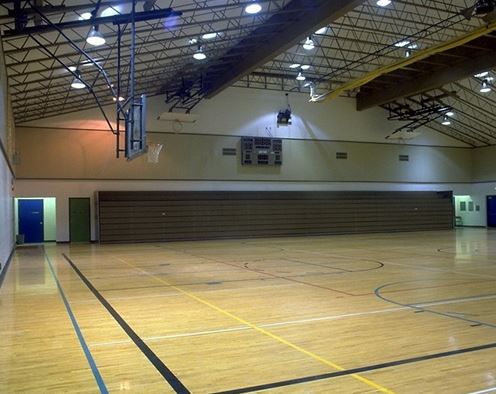 體育館大樓地板上蠟