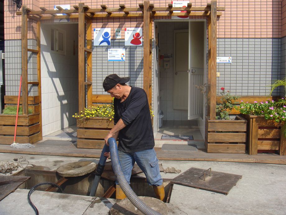 抽加油站的化糞池