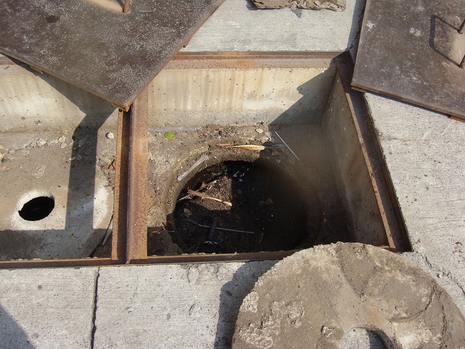 抽加油站的化糞池